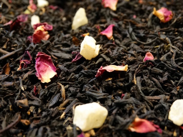 Flavoured black tea, vine peach, rose petals