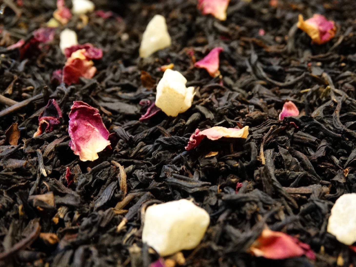 Flavoured black tea, vine peach, rose petals