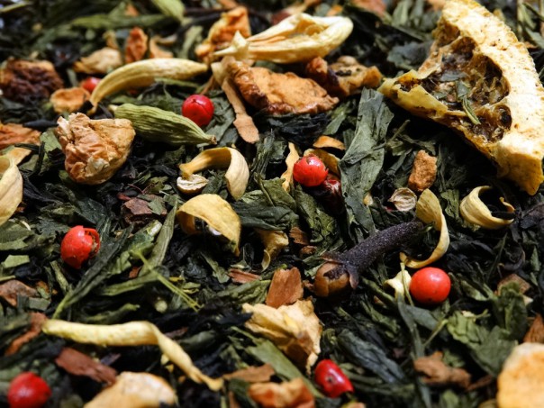 Black and green tea, bergamot, citrus fruits, spices, apple, berries