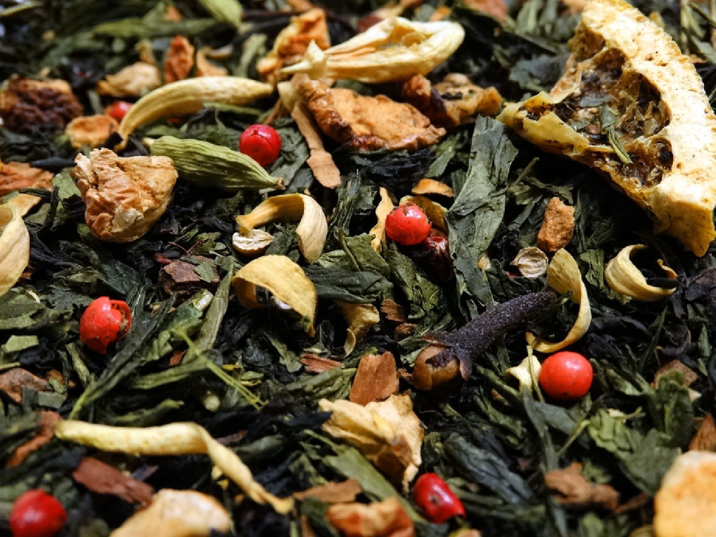 Black and green tea, bergamot, citrus fruits, spices, apple, berries