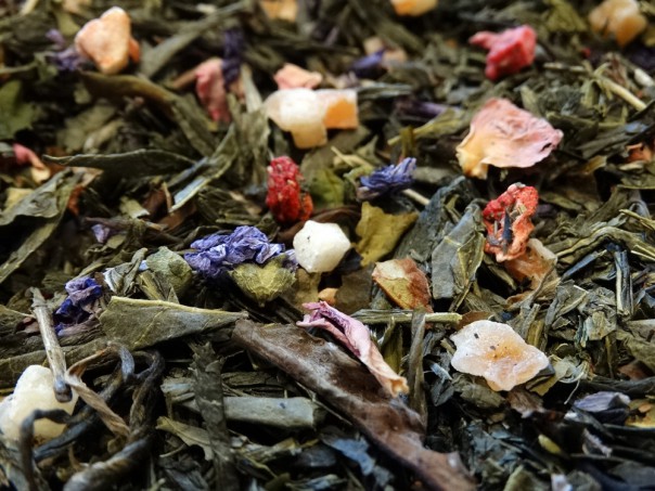 Green & White tea, papaya, lemon, raspberry, pineapple, strawberry & petals