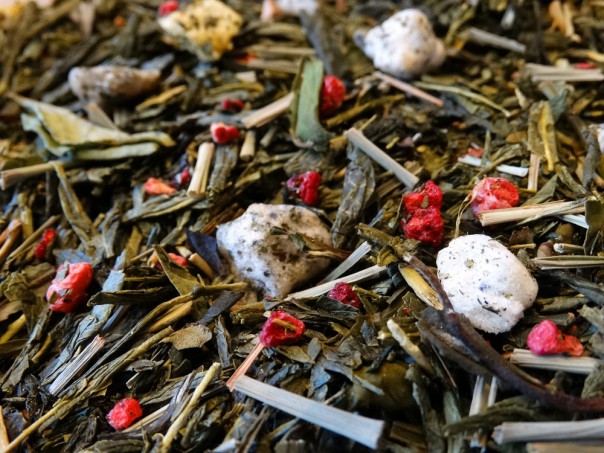 Green and white tea, fruits of the Dragon, Pomegranate