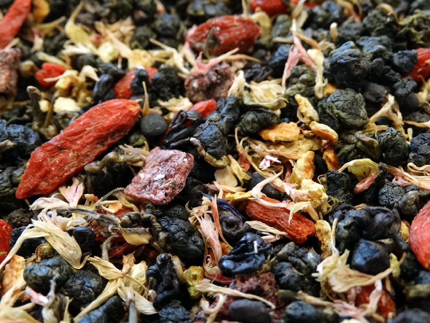 Oolong tea, Dragon fruit, Raspberries, Goji berries, petals