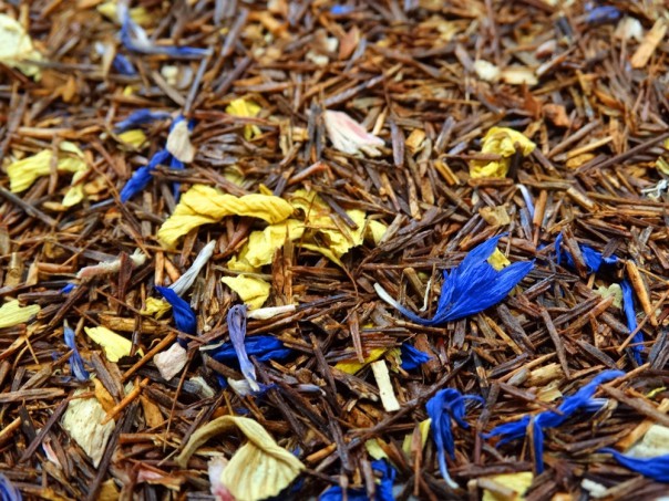 Rooibos, Strawberry, Rhubarb, petals