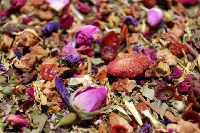 infusion de plantes et fruits sans théine à boire le soir mélange aloha fraise pomme menthe rose par Tea & cie boutique de thé