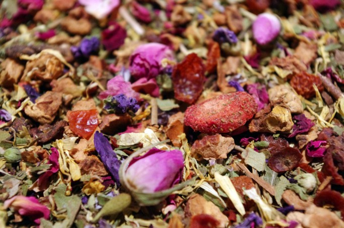 Thés et Infusions Fleuris: pétales de rose, bleuet, fleur d'oranger 