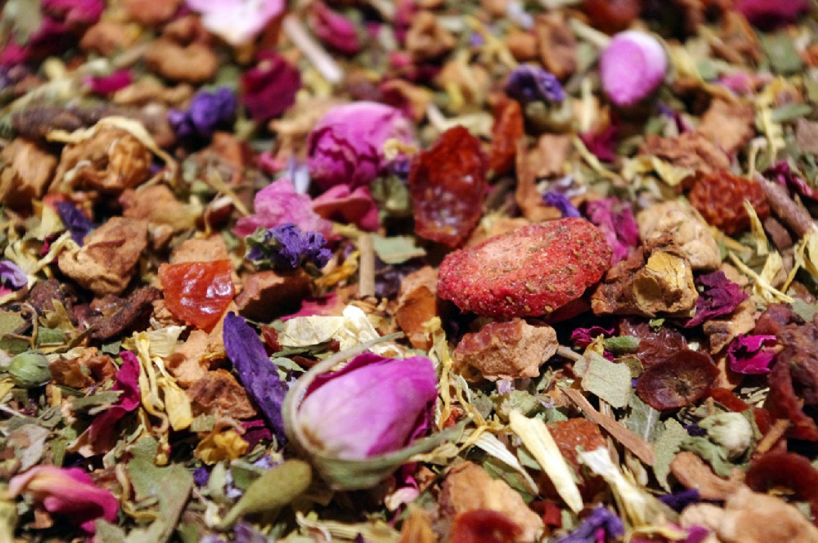 infusion de plantes et fruits sans théine à boire le soir mélange aloha fraise pomme menthe rose par Tea & cie boutique de thé