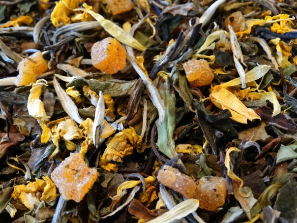 White tea with apricot pieces