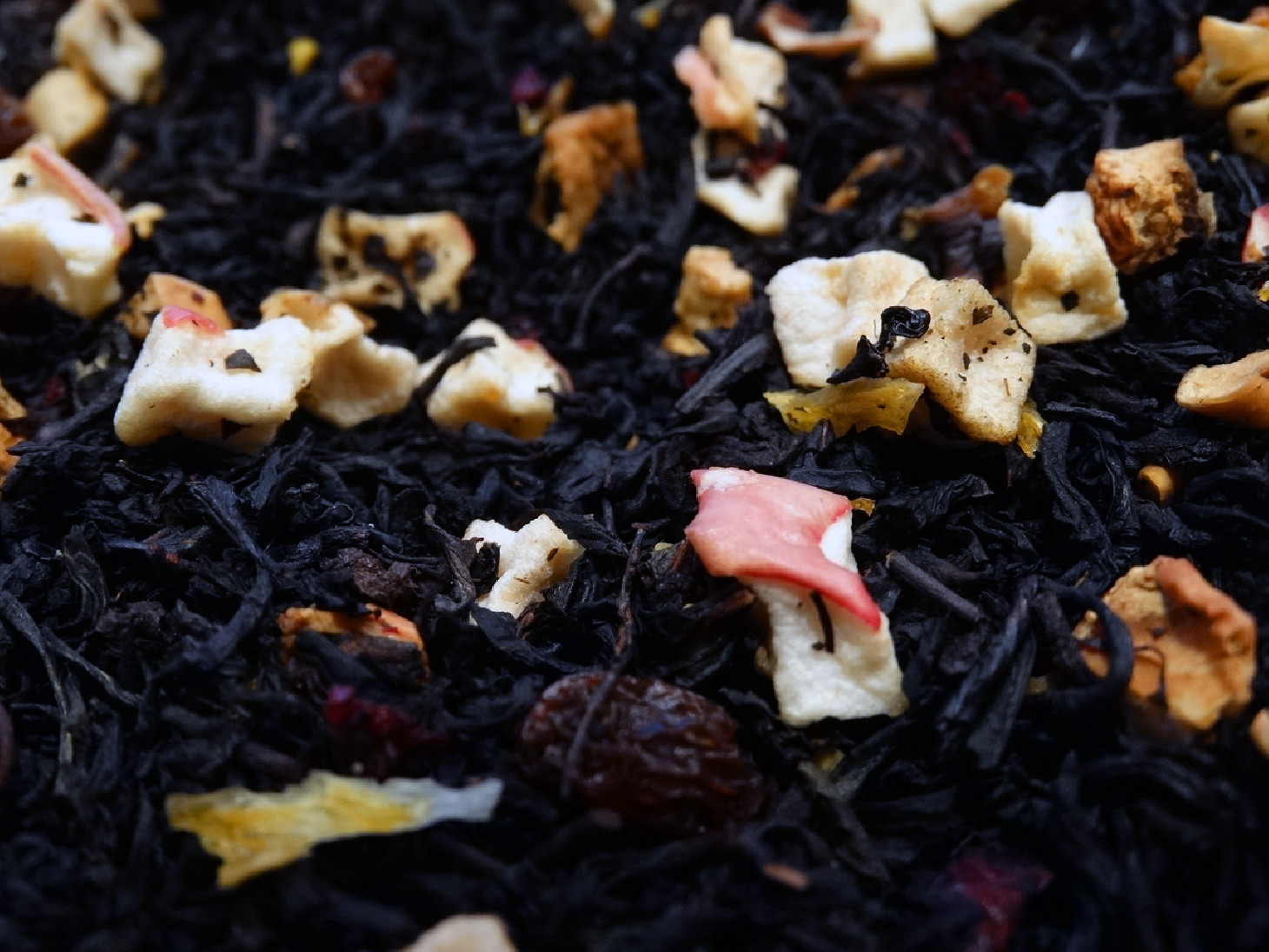 black tea with honey and propolis with real apple pieces black tea with honey and propolis with real apple pieces