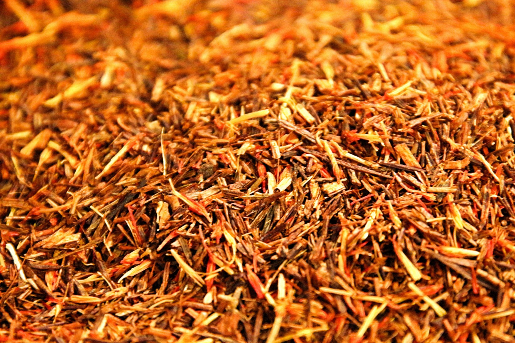A lightning red rooibos with a natural aroma of blood orange and safflower petals.