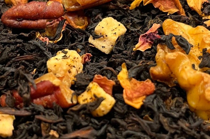 Thé noir - noix de pécan, noix, pommes et pétales de roses - Tea & Cie