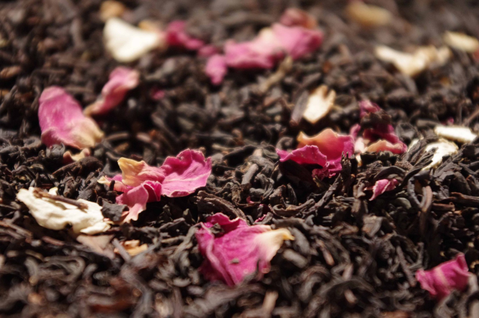 Black tea, lemon, bergamot, lotus, figs, orange peels, flowers