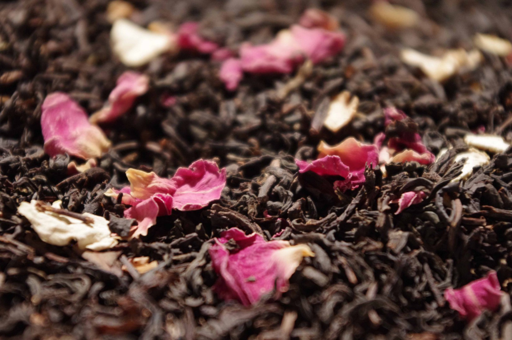 Black tea, lemon, bergamot, lotus, figs, orange peels, flowers Black tea, lemon, bergamot, lotus, figs, orange peels, flowers