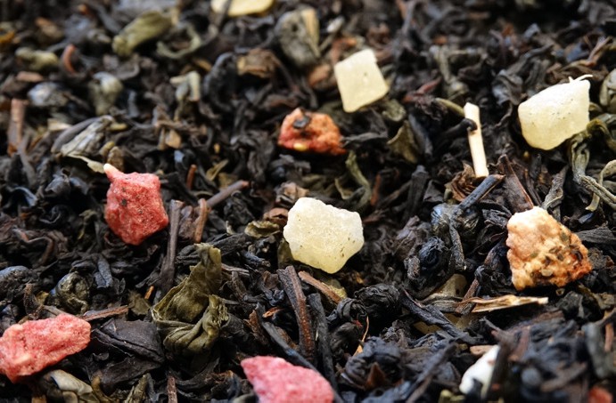 Green and black tea, pieces of strawberry, pineapple and raspberry.