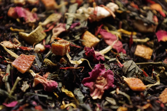 Green and black tea, exotic and red fruits, bitter almond aroma